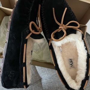 UGG Sheepskin Leather Dakota Moccasin size 7
